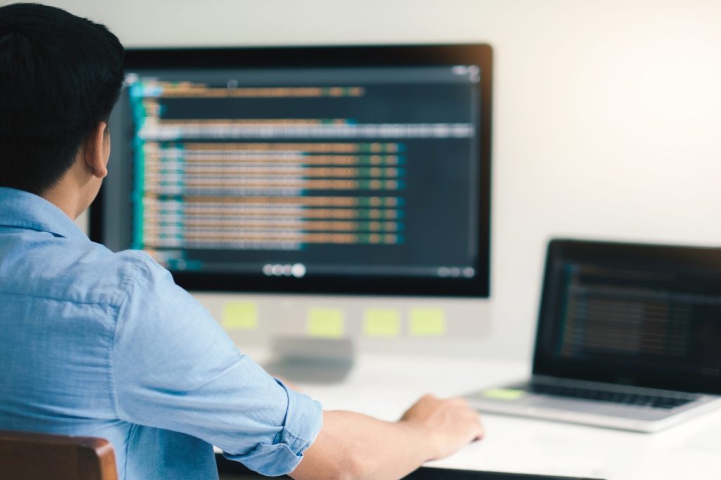 Técnico de Ingesis realizando integración de sistemas SCADA y PLC para trazabilidad y monitorización de procesos industriales