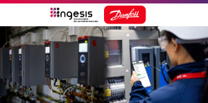 Técnica revisando desde el móvil una instalación industrial con variadores Danfoss para control y monitorización del motor.