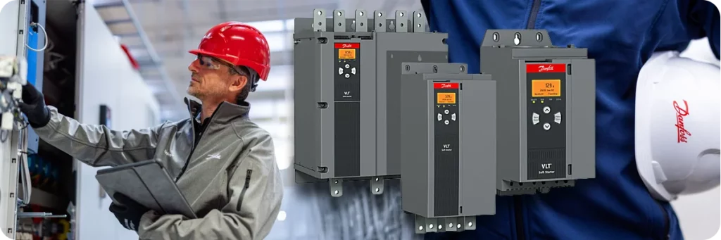 Técnico revisando un cuadro eléctrico industrial con solución Danfoss VLT® Soft Starter MCD 600 para arranque suave de motores.