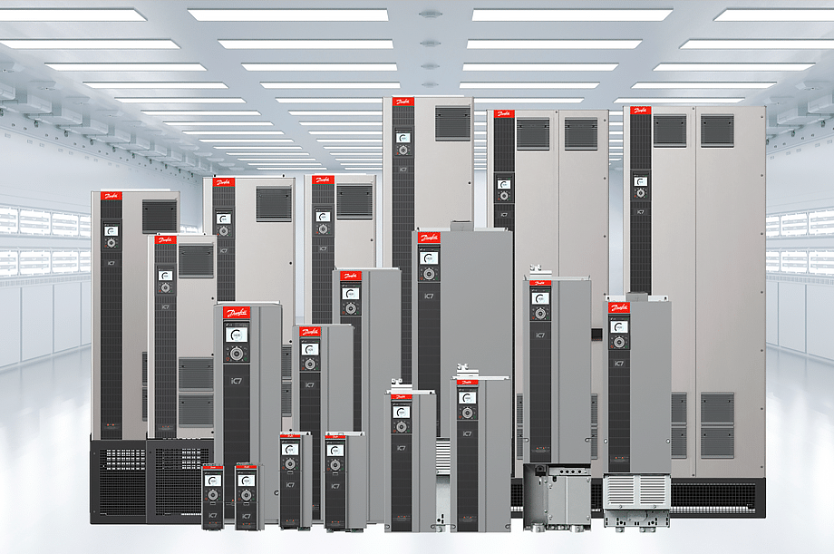Gama de variadores de frecuencia Danfoss iC7-Automation en distintos tamaños para control avanzado de motores industriales.