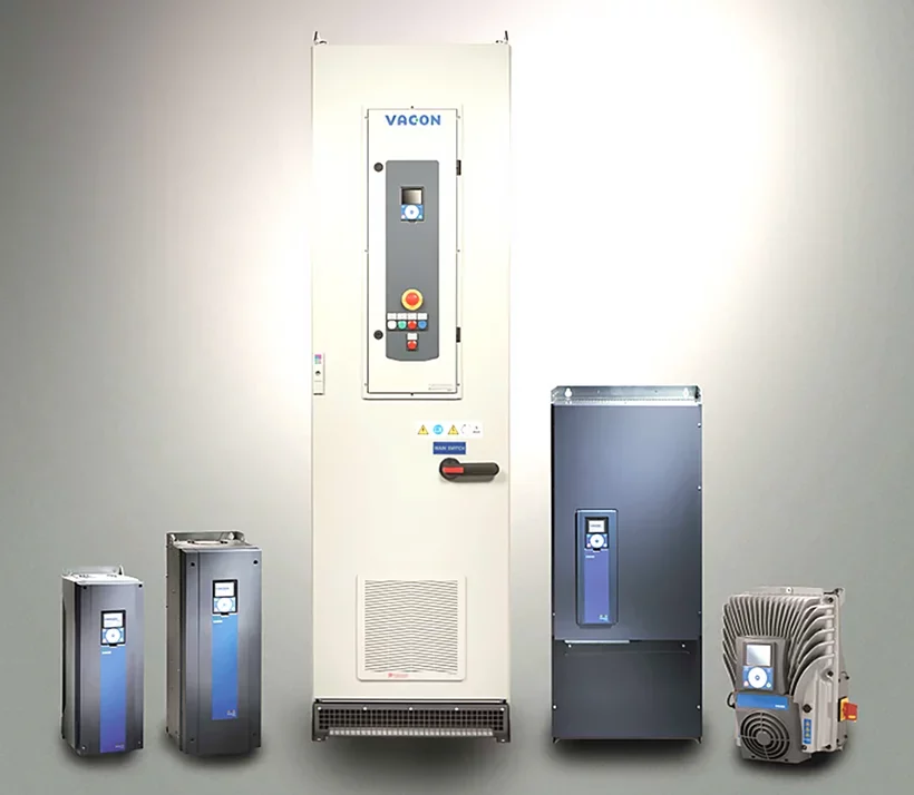 Convertidores de frecuencia VACON® 100 de Danfoss en distintos formatos, incluido un armario de potencia y varias unidades para aplicaciones industriales de bombeo y ventilación.